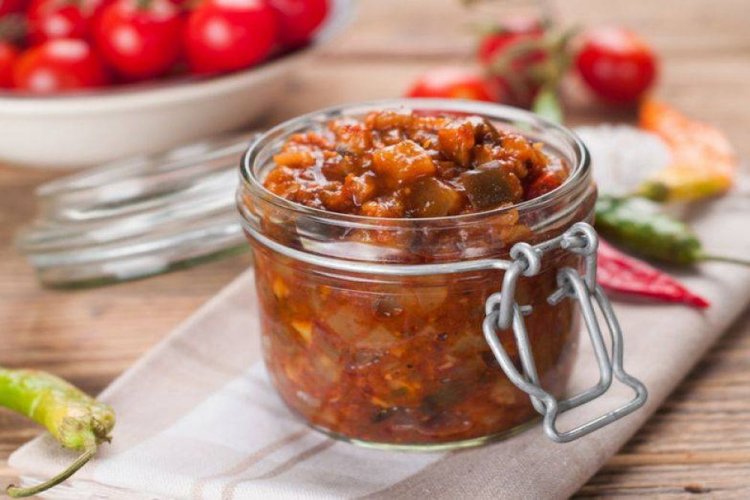 Caviar de berenjena con salsa de tomate picante