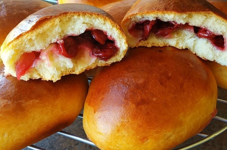 Empanadillas de cereza con masa de levadura sin huevos