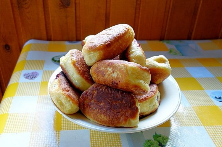 Empanadillas fritas de cereza y arándanos