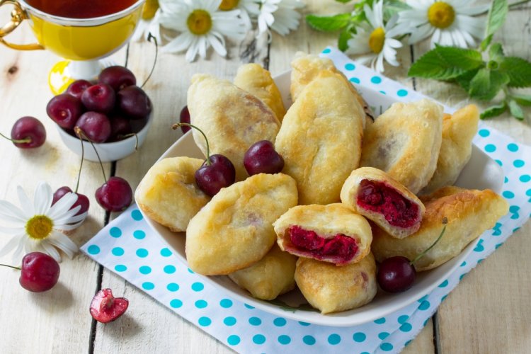 Empanadillas de cereza con crema agria