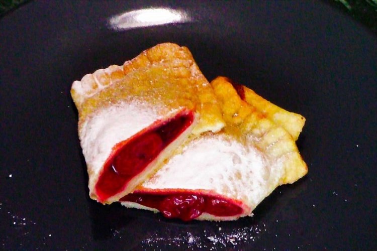 Empanadillas de cereza fritas en aceite abundante