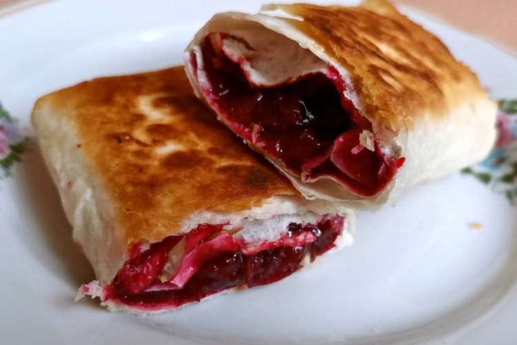 Empanadillas de lavash con cereza
