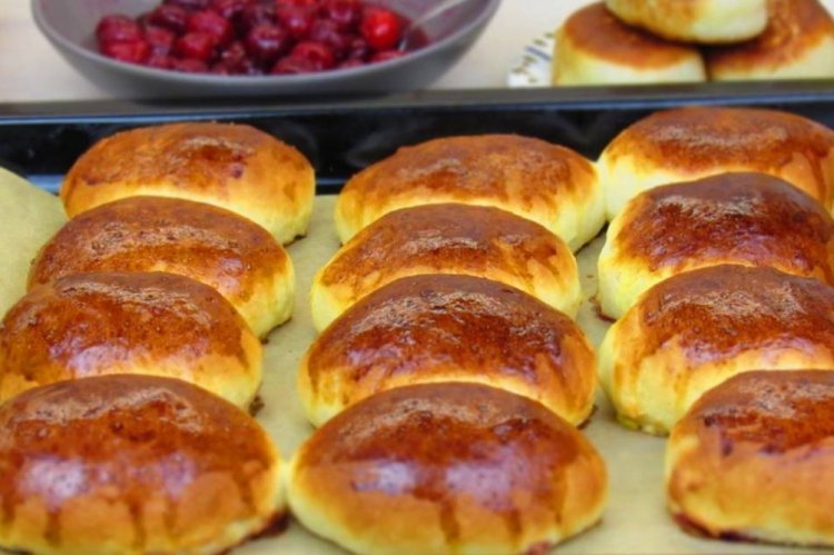 Empanadillas rápidas de cereza con leche