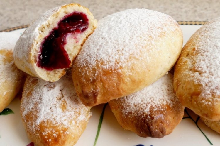 Empanadillas de cereza con masa de requesón