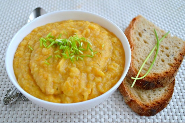 Puré de guisantes en olla de cocción lenta