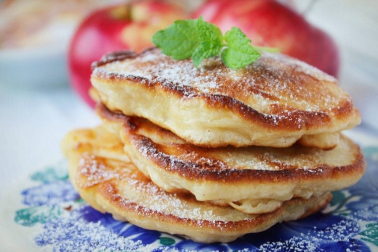 Hefepfannkuchen mit Äpfeln