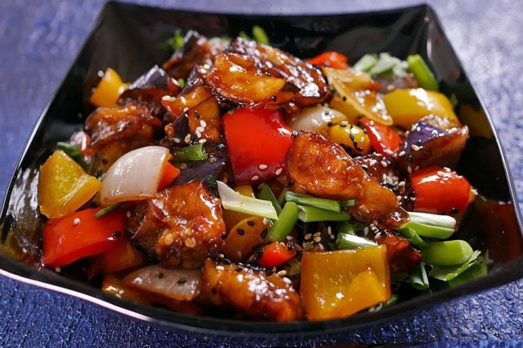 Berenjenas picantes con cebolla, ajo y tomates