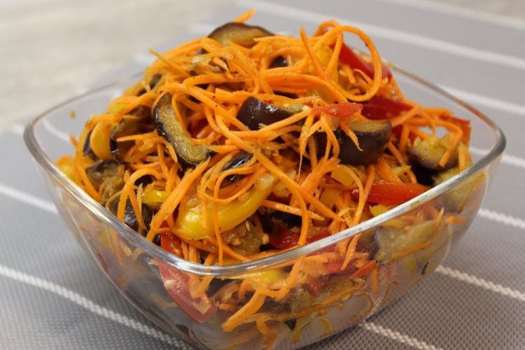 Berenjenas al estilo coreano con zanahorias, cebolla y pimiento morrón