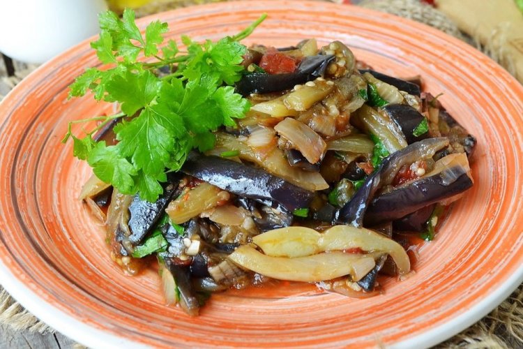 Berenjenas picantes con cebolla, tomates frescos y ajo