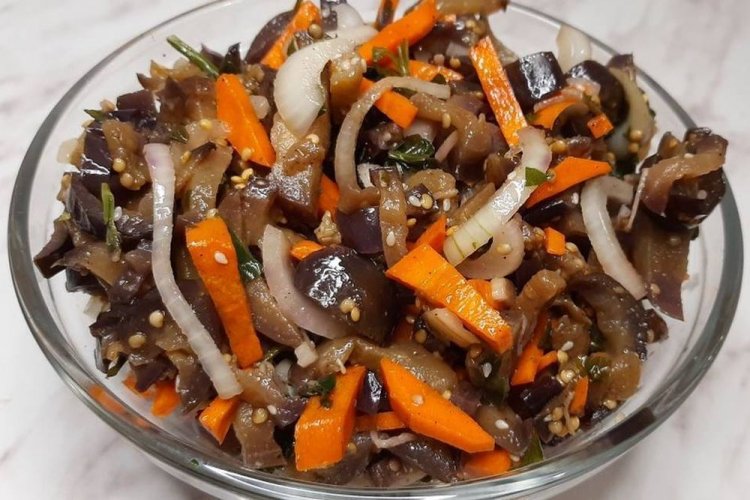 Berenjenas al estilo coreano con zanahorias y cebolla