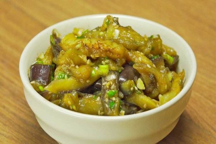 Berenjenas al estilo coreano con cebolla verde y ajo