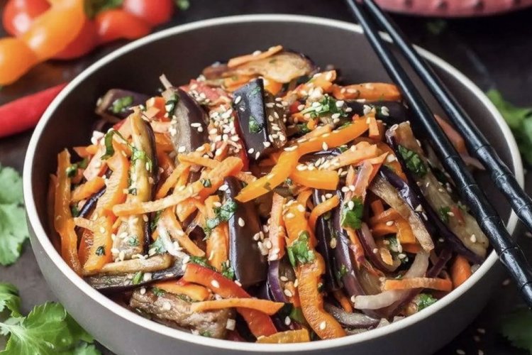Ensalada de verduras y berenjenas al estilo coreano