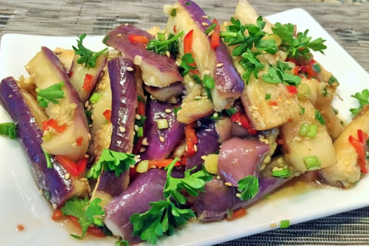 Berenjenas picantes al estilo coreano con pimiento morrón y hierbas
