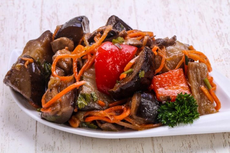 Berenjenas al estilo coreano con verduras, jengibre y zumo de limón