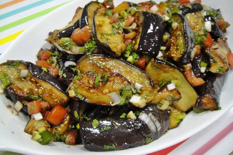 Berenjenas al estilo coreano con tomates, cebolla verde y ajo