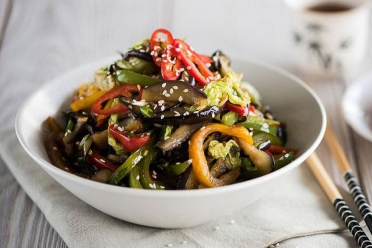 Berenjenas al estilo coreano con col china y pimiento morrón