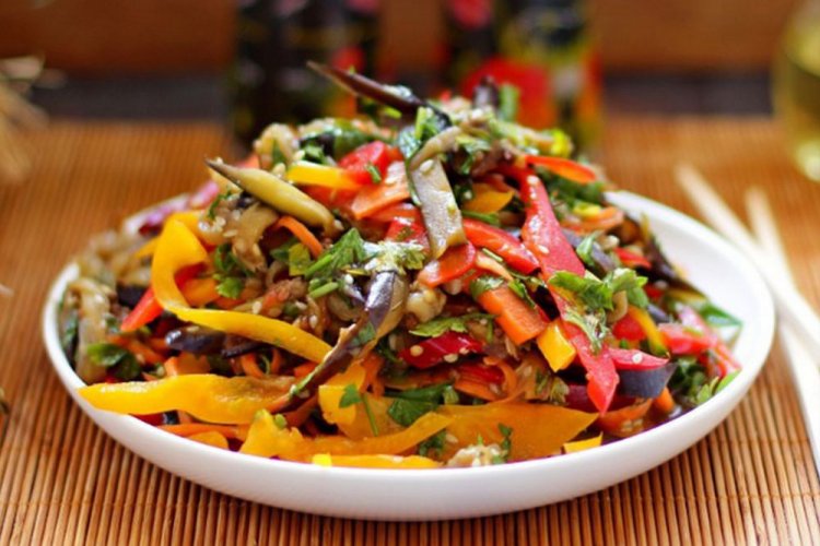Ensalada coreana de pimiento morrón, hierbas y berenjenas cocidas