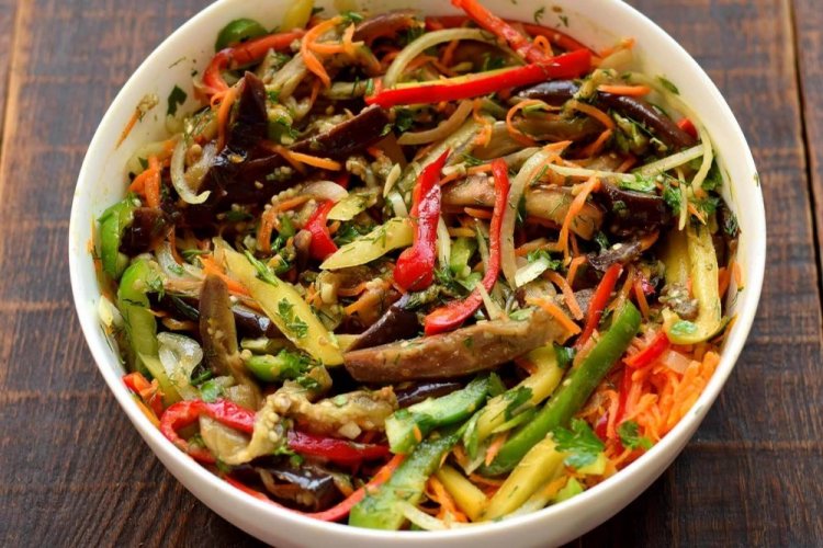 Berenjenas fritas al estilo coreano con verduras y hierbas