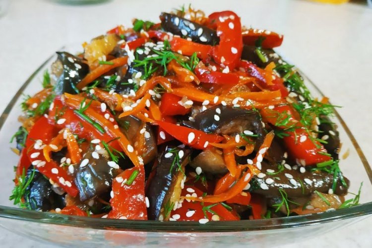 Berenjenas al estilo coreano con verduras y salsa de pescado