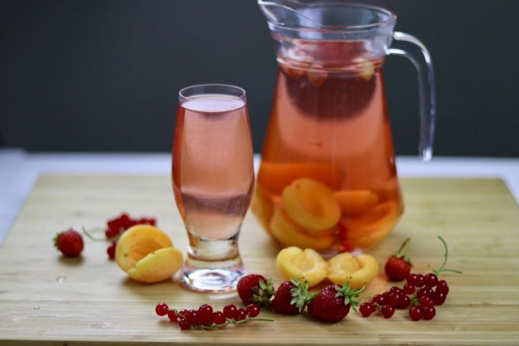 Compota de grosella roja con fresas y albaricoques