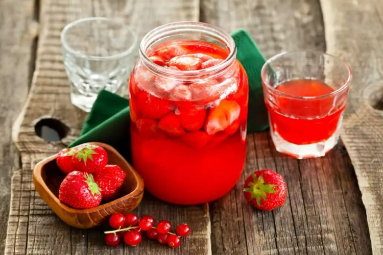 Compota de verano de fresas y grosella roja