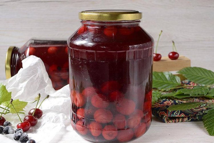 Kompott aus schwarzen Johannisbeeren und Kirschen mit Kernen