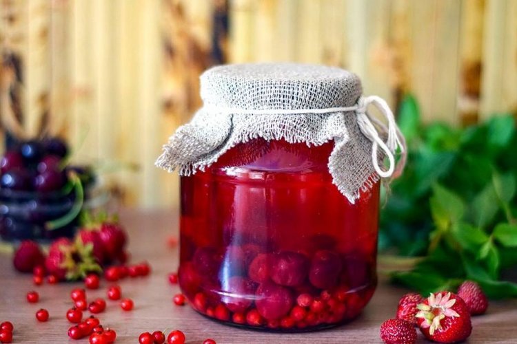 Kirschkompott mit roten Johannisbeeren und Erdbeeren