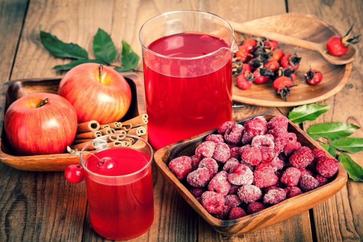 Kompott aus Äpfeln, Kirschen, Himbeeren und Hagebutten