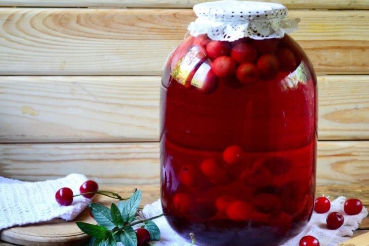 Kirschkompott mit Minze für den Winter