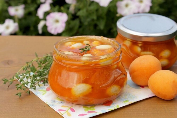 Mermelada de albaricoque con huesos y jugo de limón