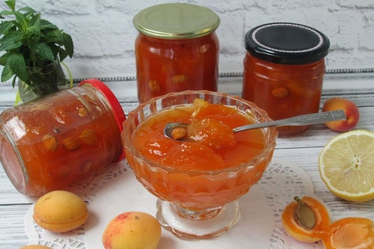 Mermelada de albaricoque con huesos y limones