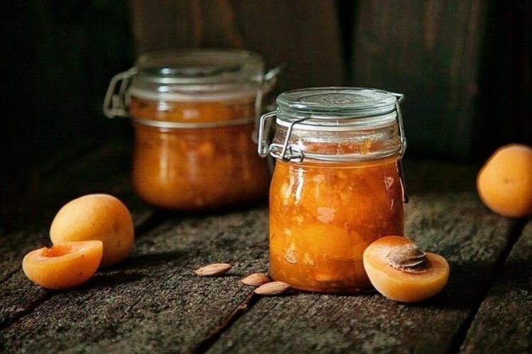 Mermelada de albaricoque con huesos, jengibre y naranjas