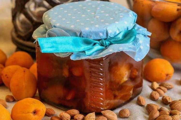 Mermelada de albaricoque con huesos y canela