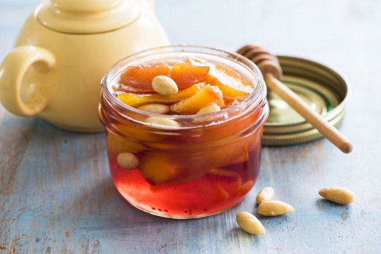 Mermelada de albaricoque con huesos y miel sin cocción