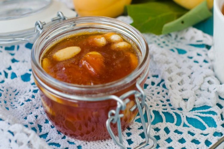 Albaricoques en su propio jugo con huesos