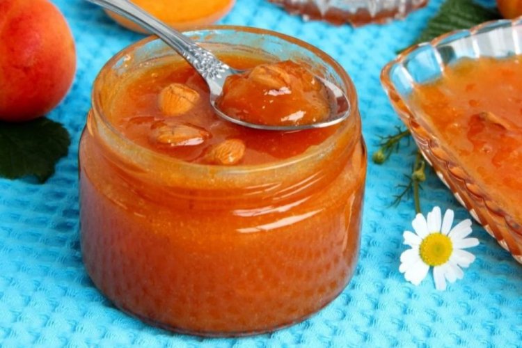 Mermelada de albaricoque en olla de cocción lenta