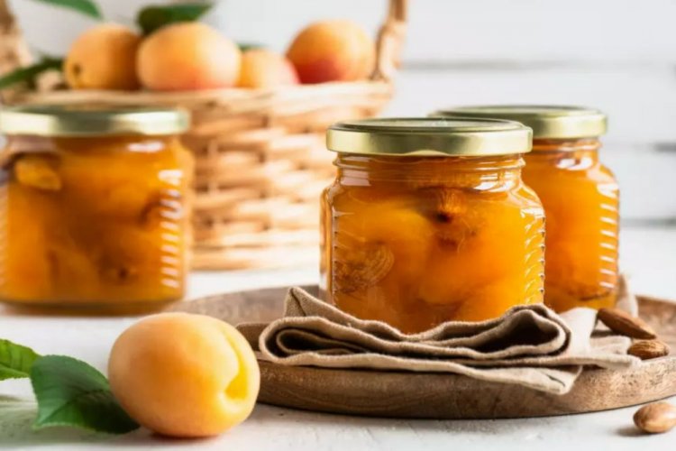Mermelada de albaricoque con huesos y jugo de naranja
