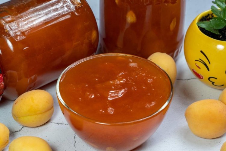 Mermelada líquida de albaricoque con huesos