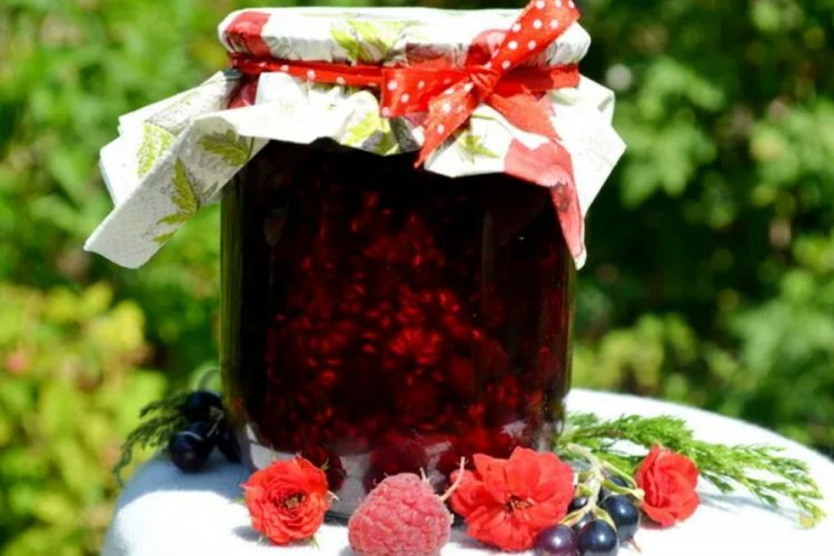 Raspberries and Black Currants with Sugar, No-Cook