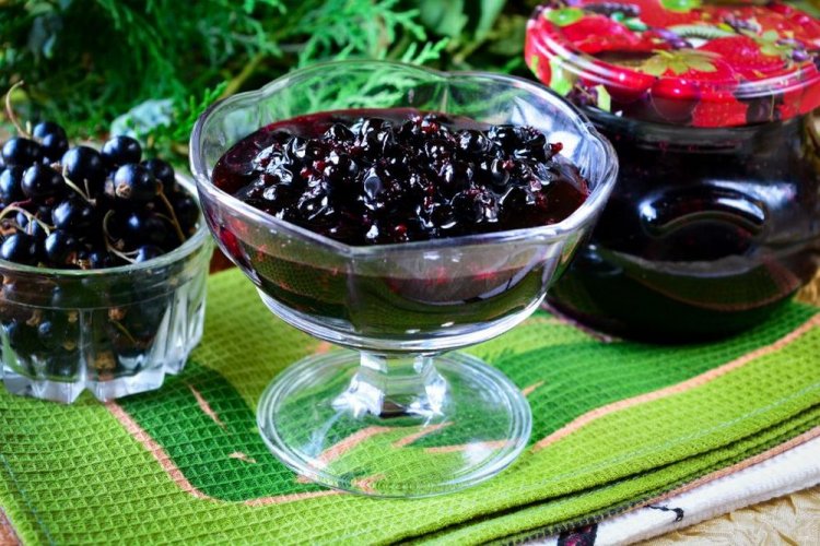 Black Currants with Sugar and Spices for Winter