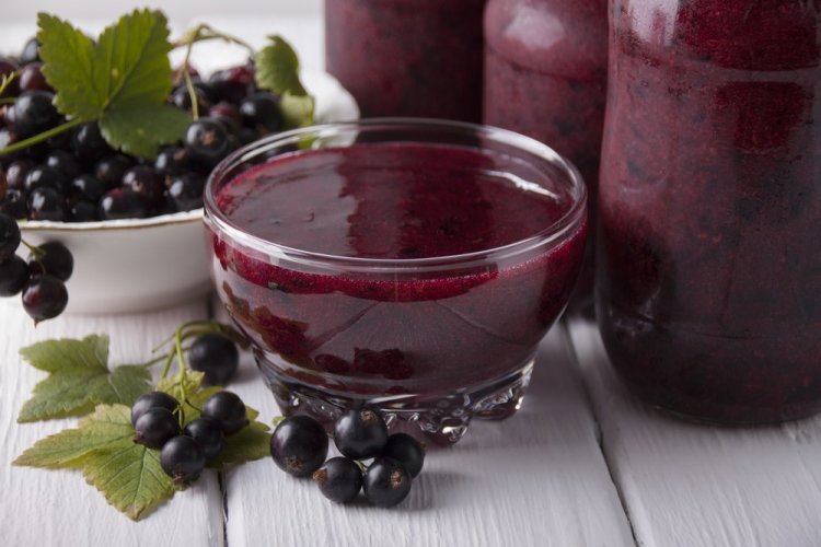 Black Currants with Sugar for Winter