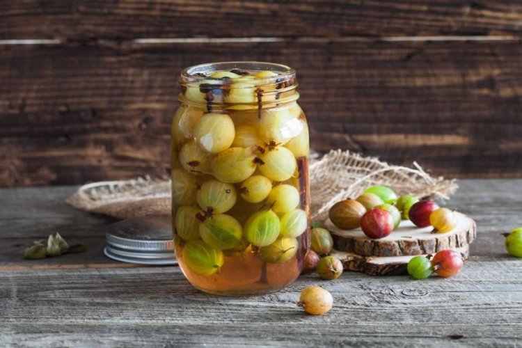 Compota de grosella espinosa con canela y clavo
