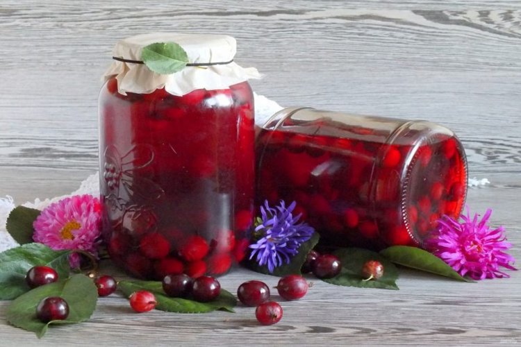 Compota de grosella espinosa roja y cerezas para el invierno
