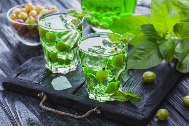 Refrescante compota de grosella espinosa y menta