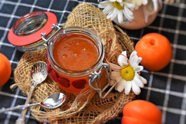 Vanilla Apricot Jam with Lemon Juice