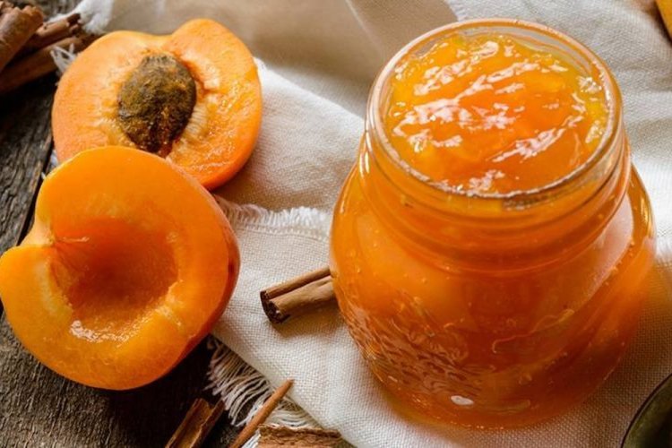 Apricot Jam with Cinnamon and Honey