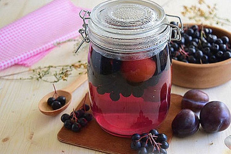 Kompott aus Pflaumen und Aronia