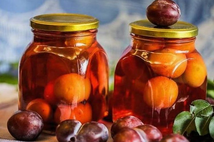 Pflaumenkompott mit Gewürzen für den Winter