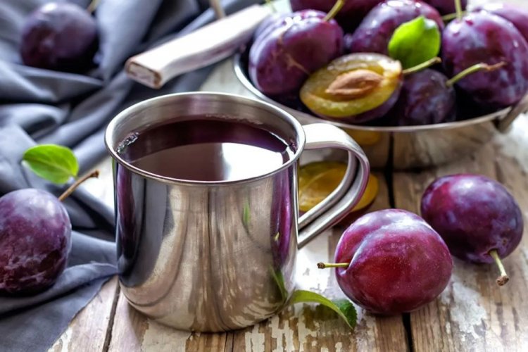 Kompott aus Pflaumen mit Zimt und Zitronensaft