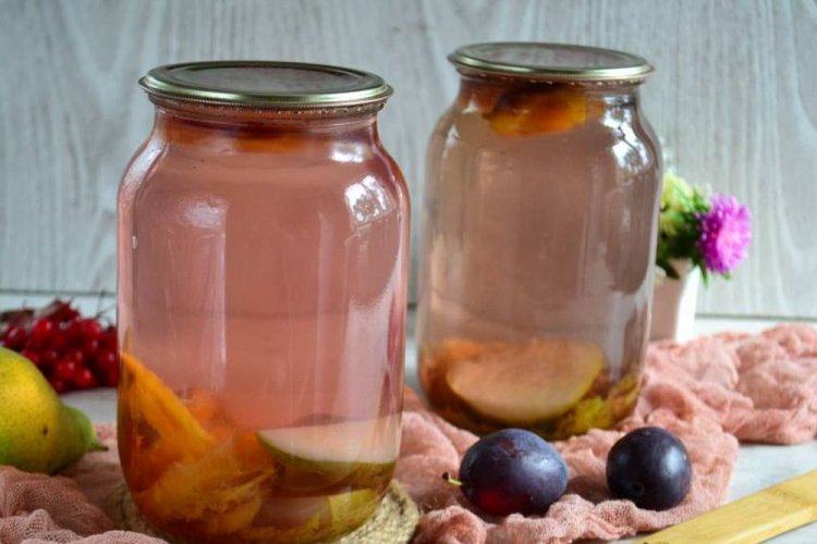 Kompott aus Pflaumen, Birnen und Schneeballbeeren